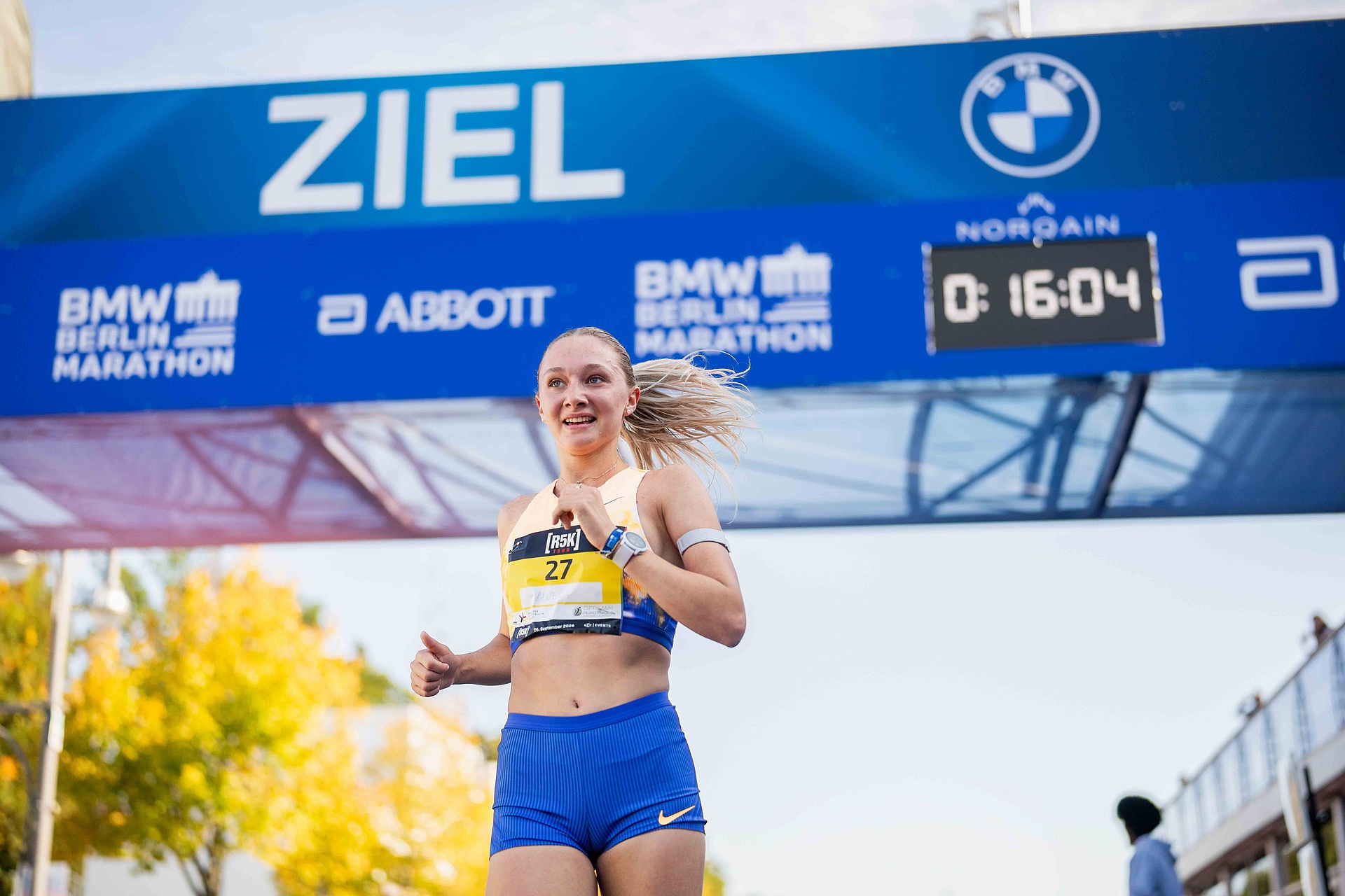 Vanessa Mikitenko durchquert das Zieltor in 16:04 Minuten.