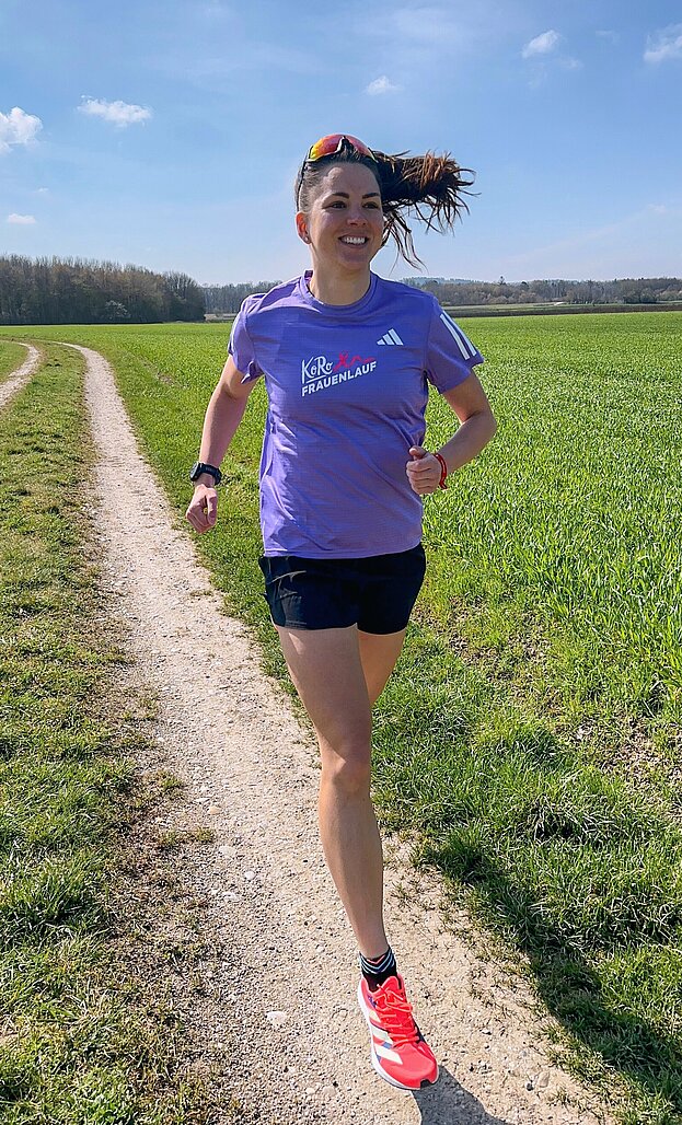 Runner on a dirt road © SCC EVENTS