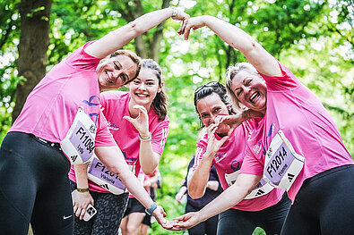 Glückliche Frauen formen ein Herz | © SCC EVENTS / Sportograf