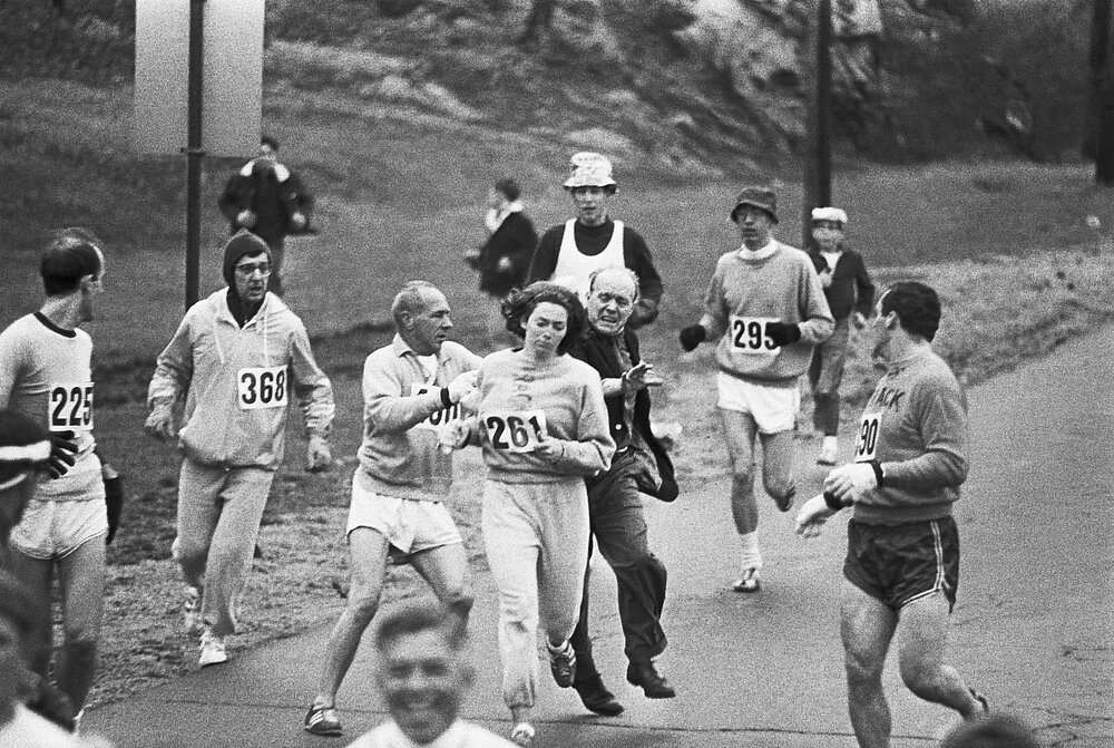 Der Rennleiter des Boston Marathon attackiert Kathrine Switzer auf der Strecke.
