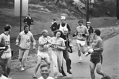 VITAMIN WELL FRAUENLAUF BERLIN: Kathrine Switzer 1967, als versucht wurde, sie aus dem Rennen zu holen.