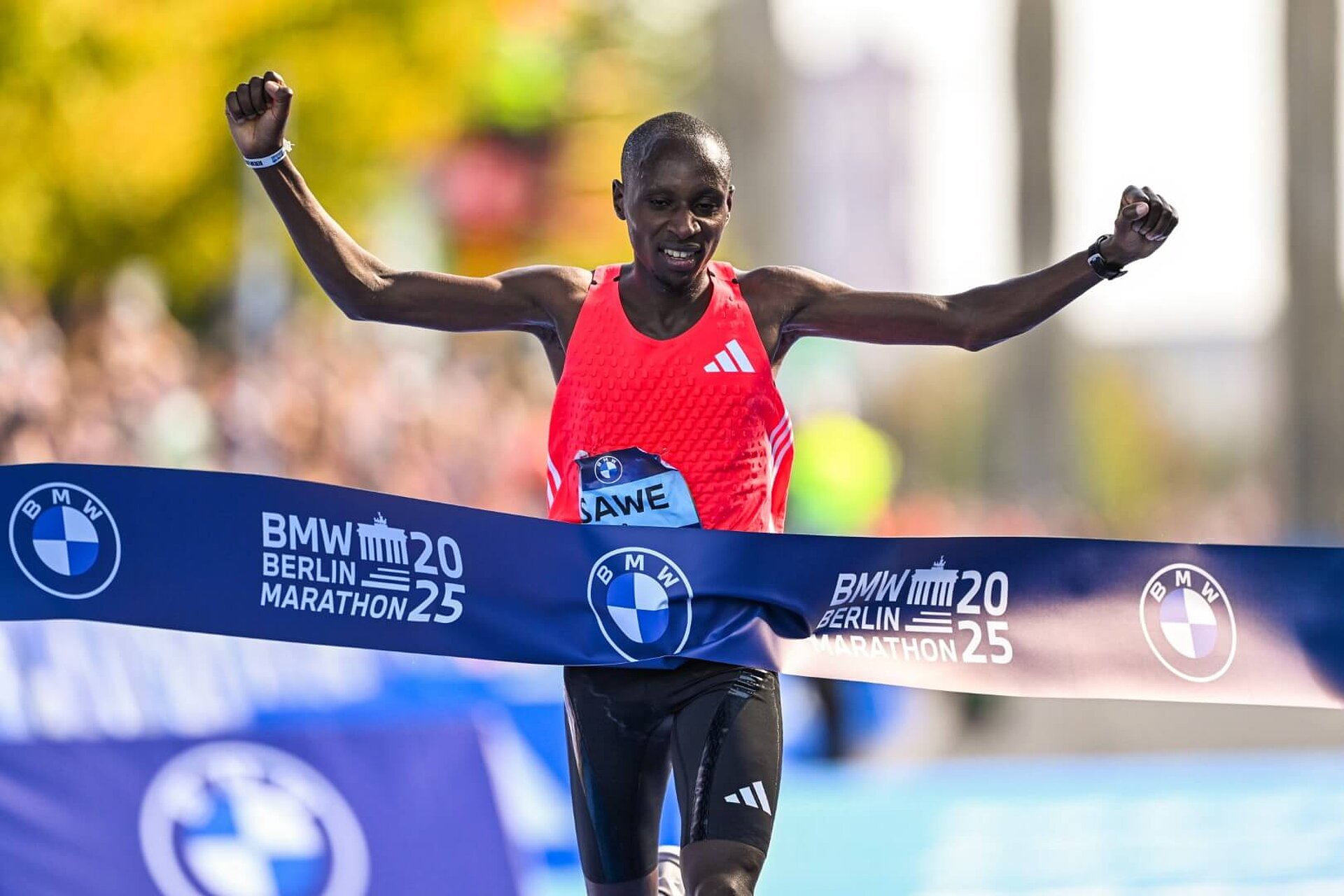 Sawe crosses the finish tape at the BMW BERLIN-MARATHON 2025.