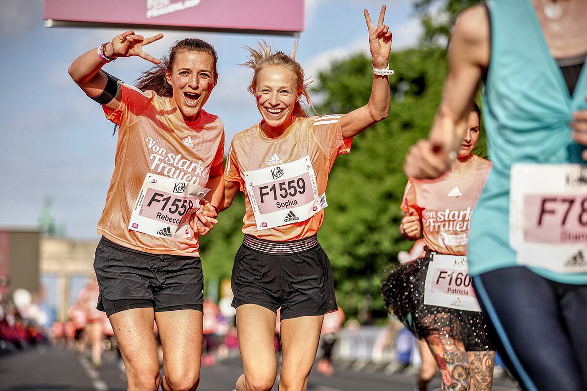 Zwei Frauen kommen im Ziel an © SCC EVENTS / Tilo Wiedensohler