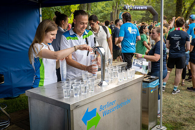 5 x 5 km TEAM-Staffel:  Die Berliner Wasserbetriebe sorgten 2023 wie immer für eine perfekte Versorgung der Teilnehmer:innen © SCC EVENTS / C4