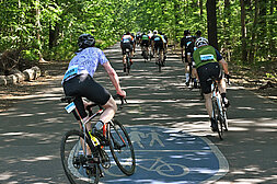 A cyclist turns onto Havelchaussee and takes up pursuit of the cyclists in front of him. © SCC EVENTS / Petko Beier