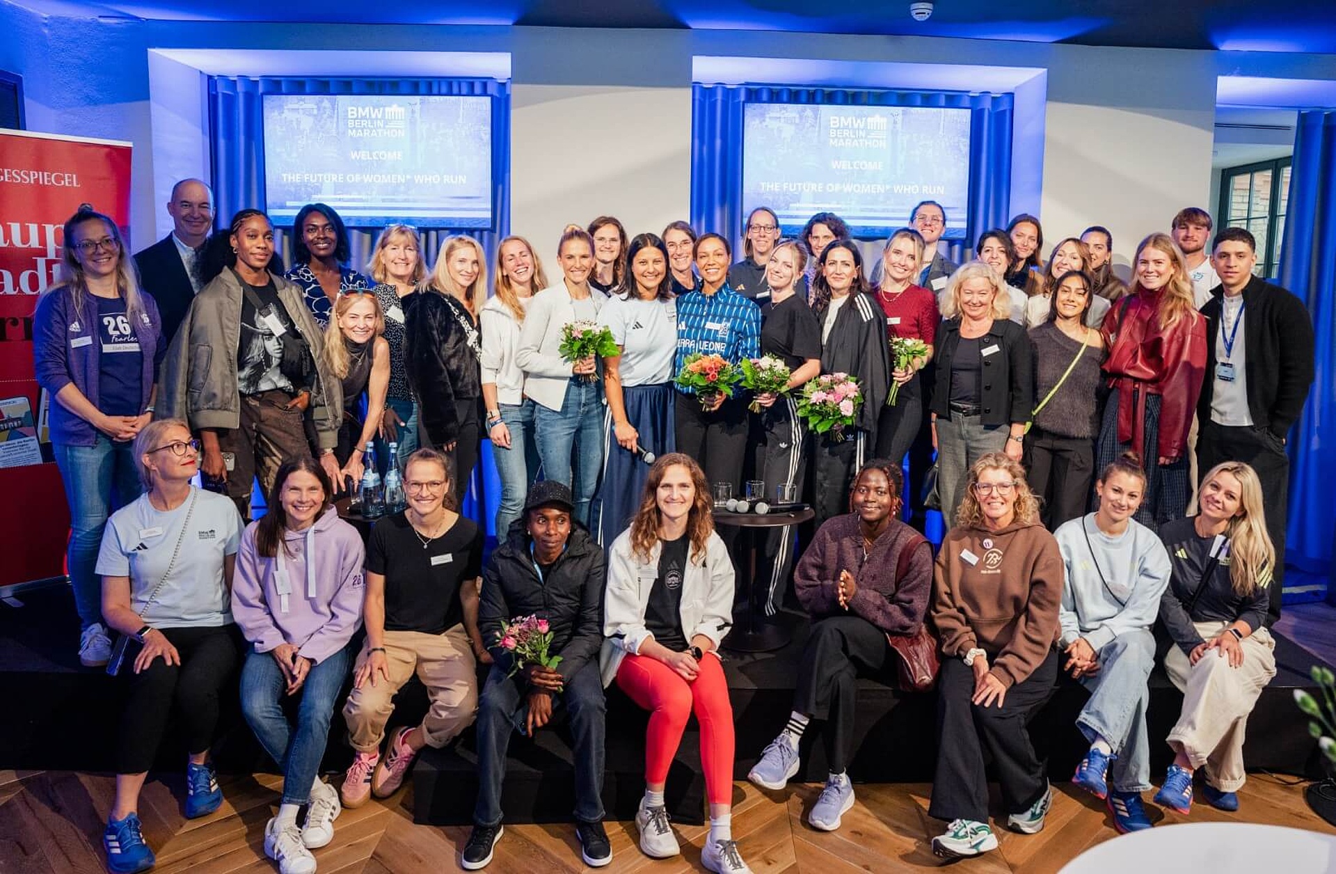 Gruppenbild mit circa 30 Personen, fast alle Frauen. Einige halten Blumensträuße.