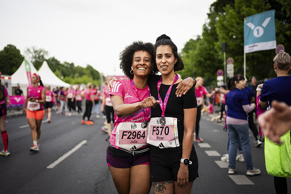 Two women at the finish line Two women are happy at the finish line © SCC EVENTS / Sebastian Wells