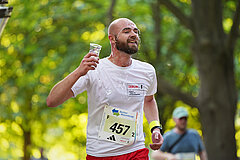 5x5 km TEAM relay: Male runner pours water into his face from a cup © SCC EVENTS / Kai Wiechmann