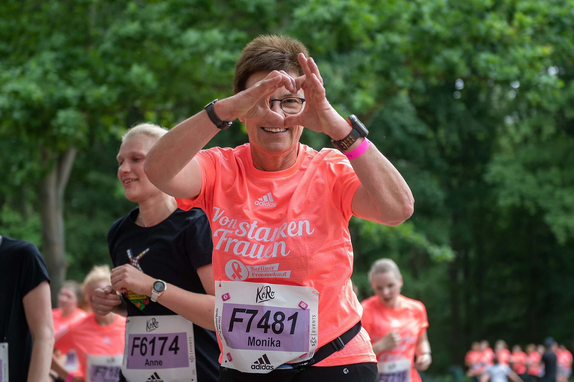 Woman shows a heart with her hands © SCC EVENTS / Tilo Wiedensohler