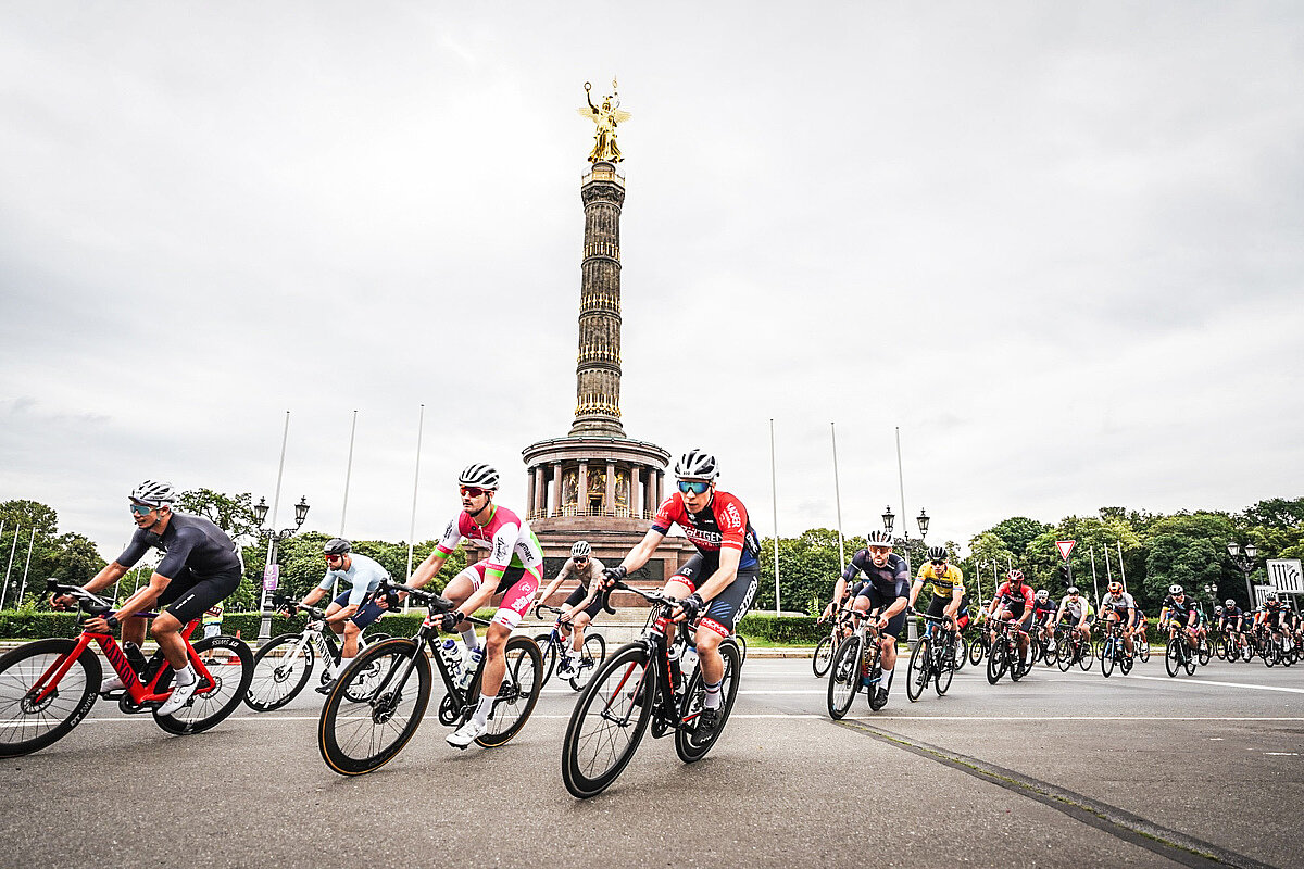 Radsportler auf der Strecke vor der Siegessäule.