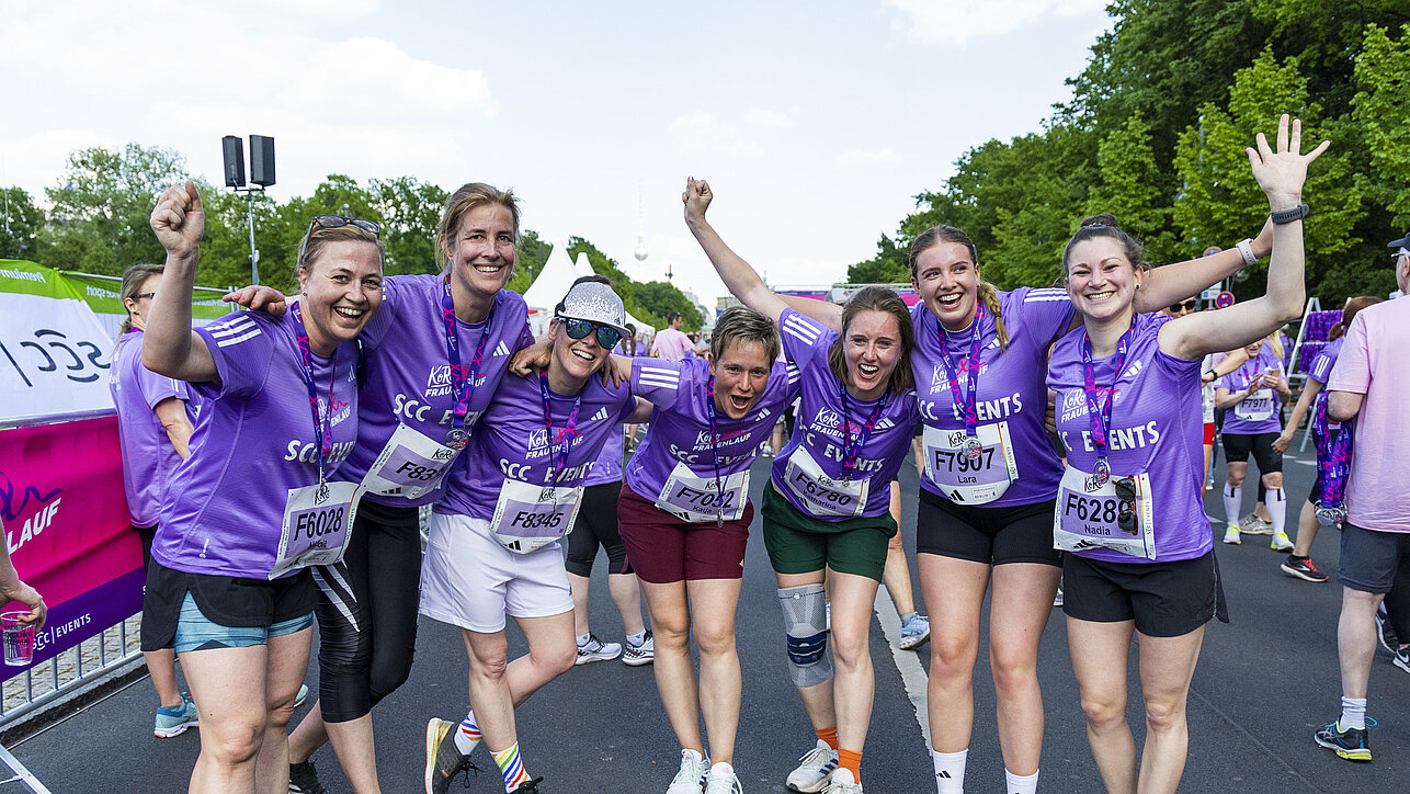 Eine Gruppe von Läuferinnen im Ziel © SCC EVENTS / Jean-Marc-Wiesner