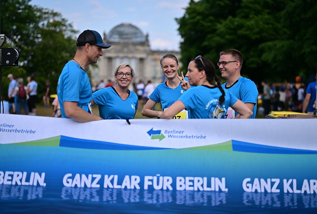 The common joy of movement was also the focus in 2023, in the background the Reichstag © SCC EVENTS / Petko Beier