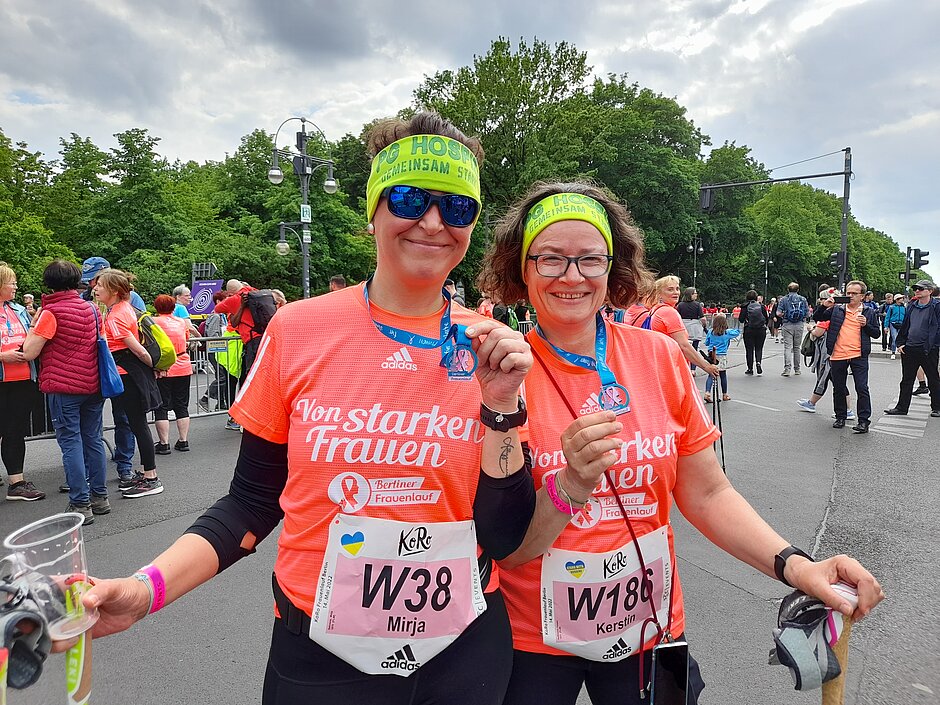 Two women hold medals in the camera © Berliner Krebsgesellschaft