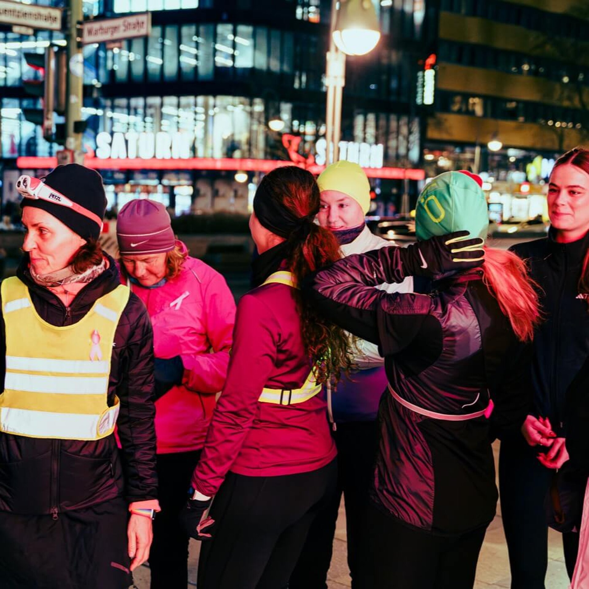 Sechs Teilnehmerinnen bereiten sich im Dunkeln auf den Start vor.