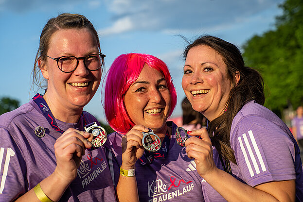 Drei Frauen im Ziel des KoRo Frauenlauf 2023 © SCC EVENTS / Jean-Marc-Wiesner