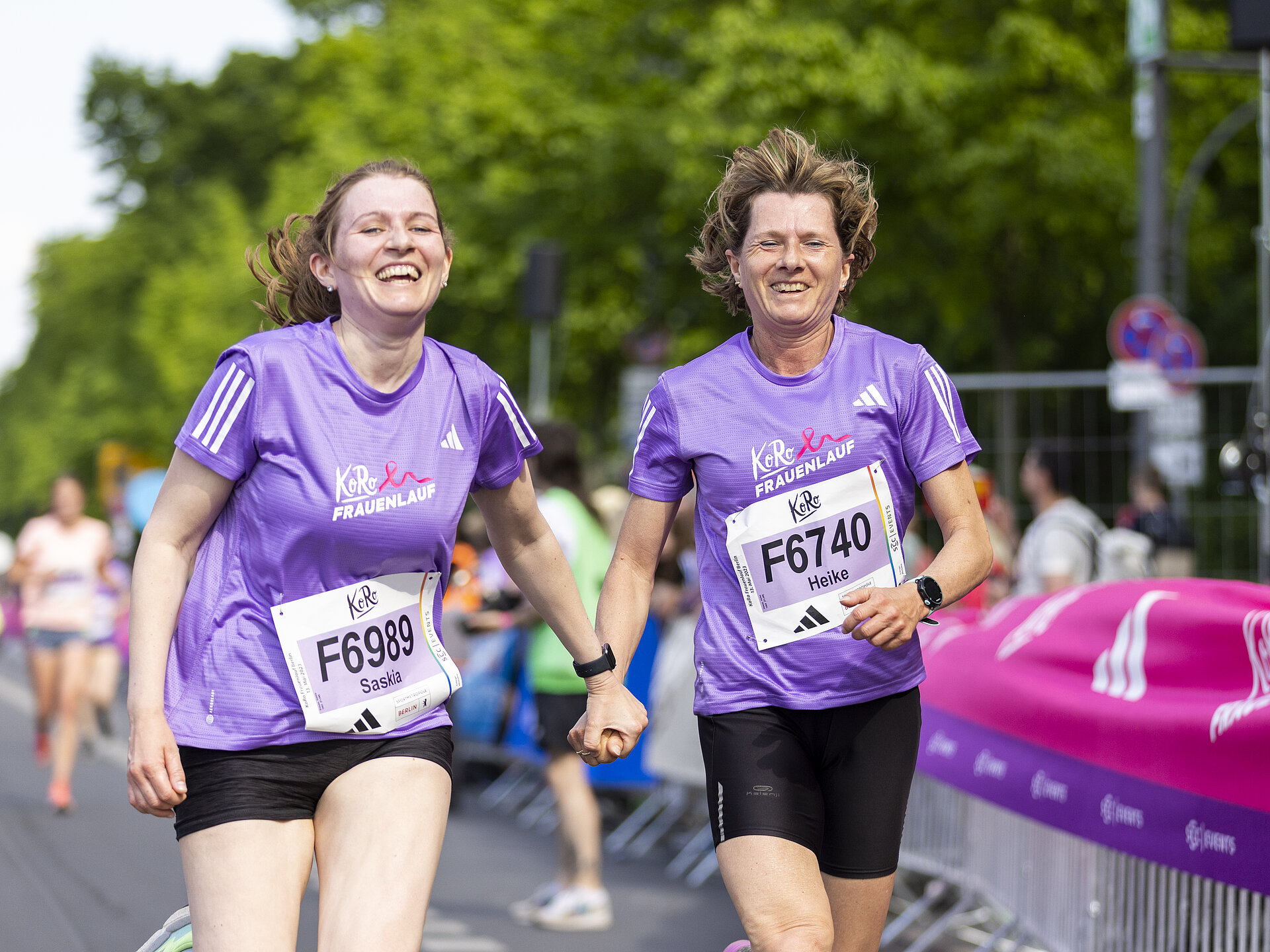 Zwei Frauen laufen Hand in Hand @ SCC EVENTS / Jean-Marc-Wiesner