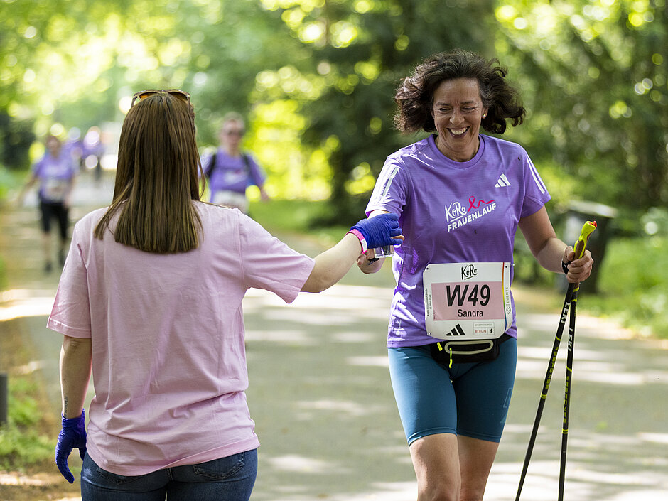 Walkende Frau an Versorgungspunkt © SCC EVENTS / Jean-Marc-Wiesner