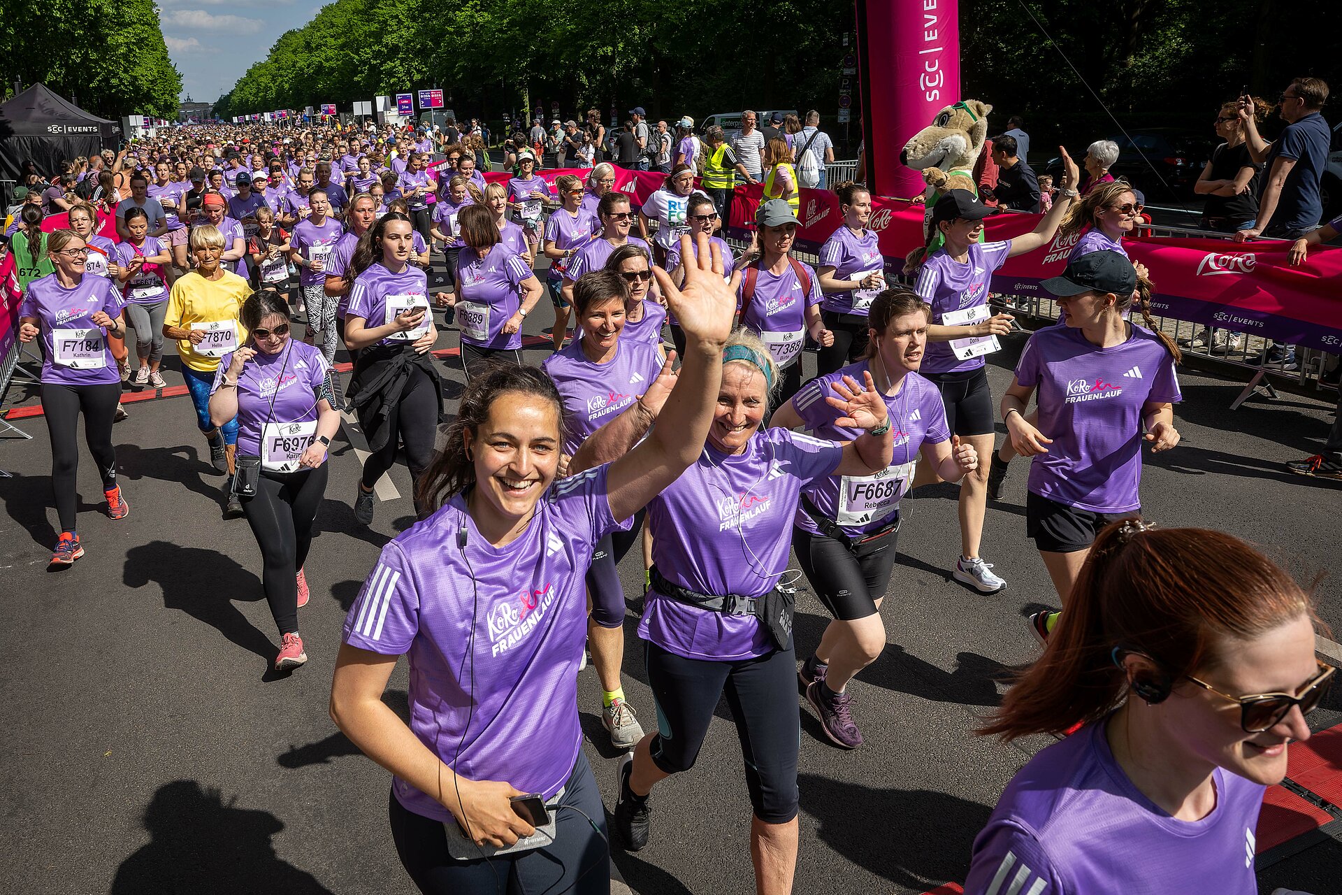 Runners waving joyfully at the camera © SCC EVENTS 