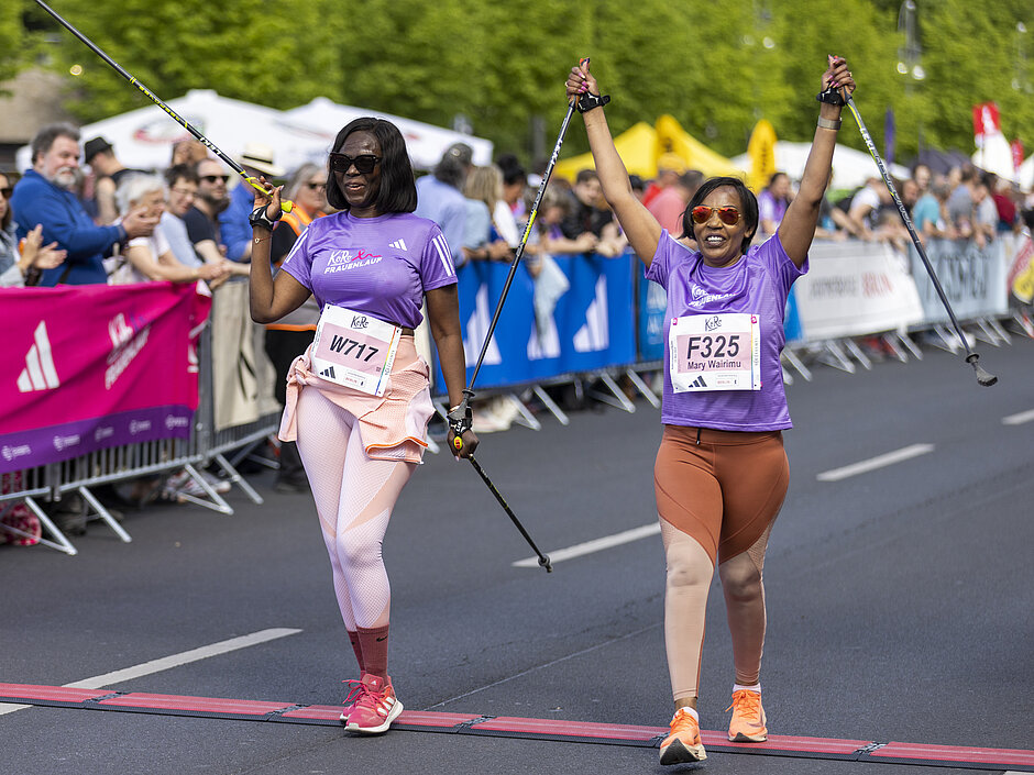 Two Nordic walkers at the finish line © SCC EVENTS / Jean-Marc-Wiesner