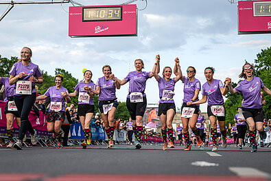 Frauen freuen sich am Ziel des Koro Frauenlauf 2023 © SCC EVENTS/camera4