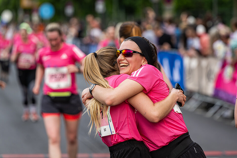 Zwei Teilnehmerinnen feiern ihren Zieleinlauf 2024 © Thilo Wiedensohler/ SCC EVENTS