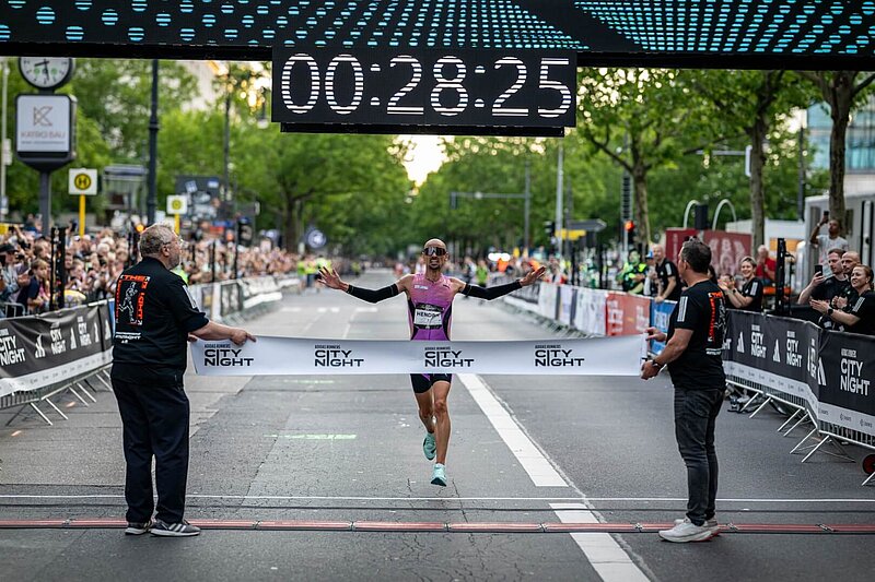 Hendrik Pfeiffer crosses the finish line of the adidas Runners City Night 2025 and breaks the course record.