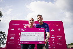 Handing over the cheque at the women's run - Barbara Kempf Berliner Krebsgesellschaft and Jürgen Lock SCC EVENTS © SCC EVENTS / Sebastian Wells