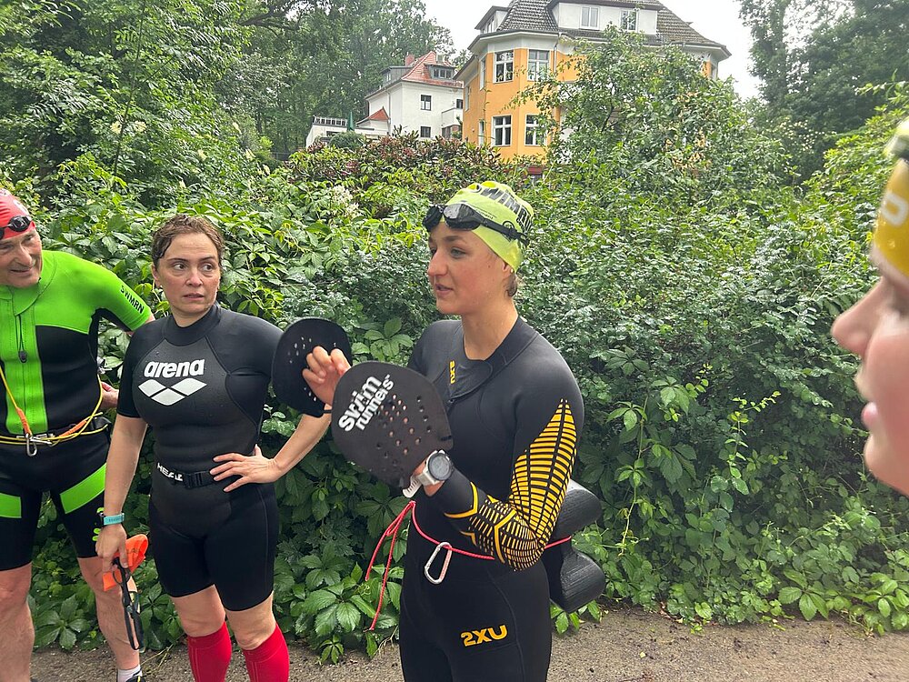 SWIMRUN RHEINSBERG: Zwischendurch gab Celia immer wieder Tipps und Tricks rund um den SwimRun-Sport. © SCC EVENTS / Philip Lehmann