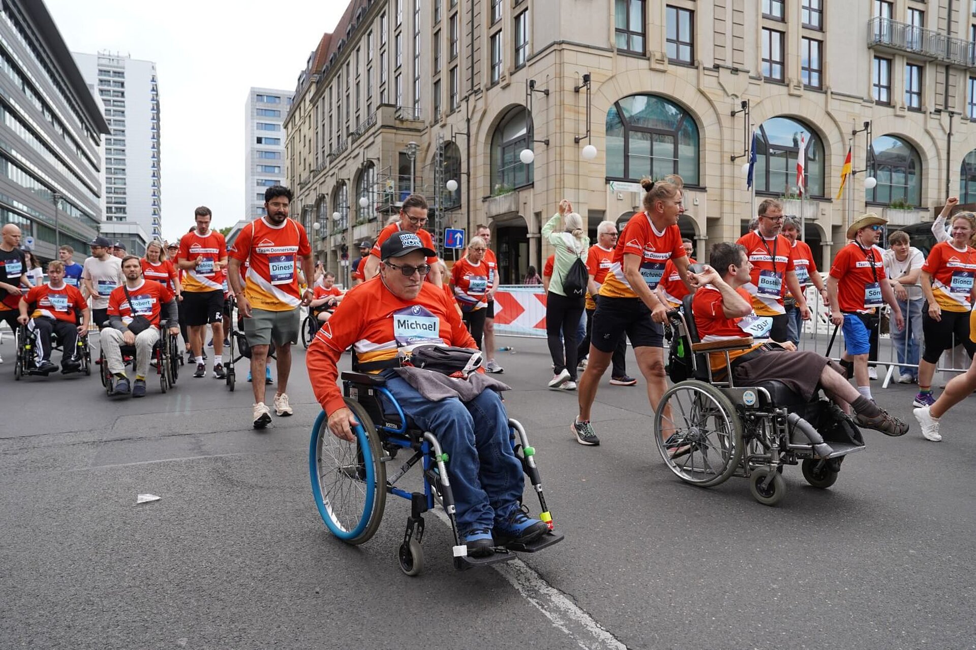 Wheelchair users and their accompanying persons on the route of the Inclusion Run.