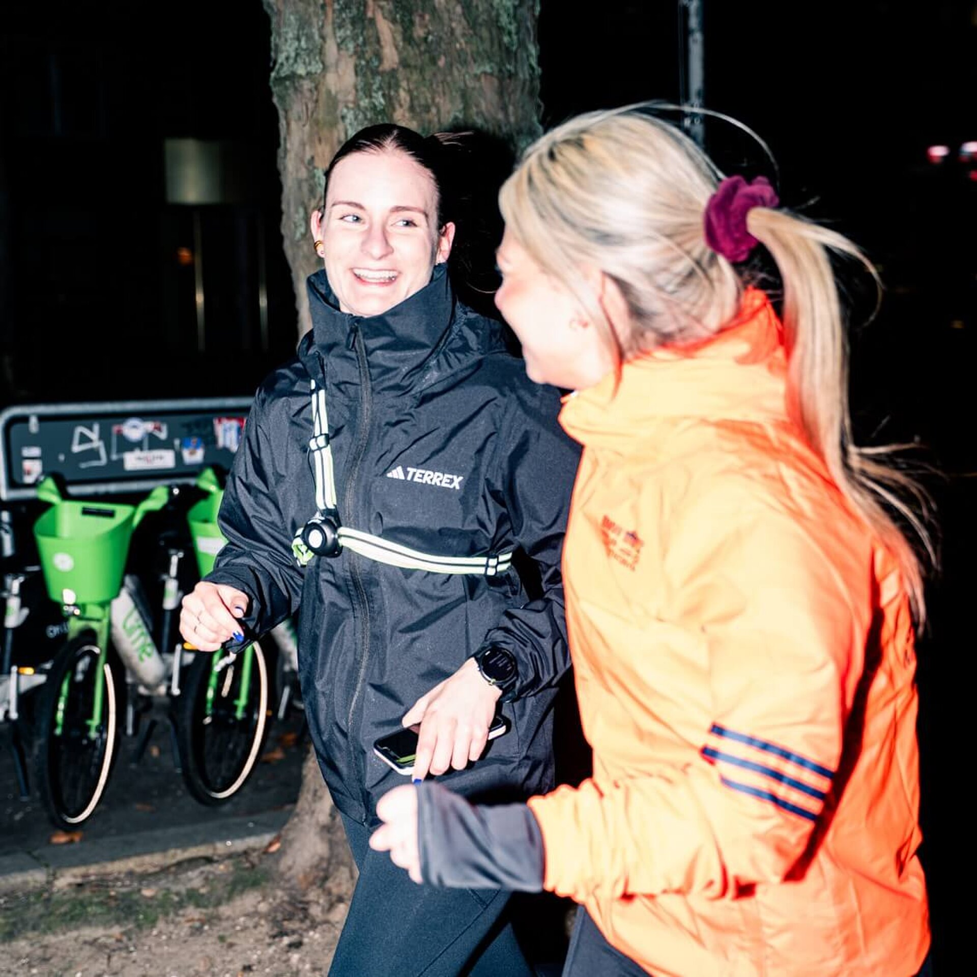 Zwei Teilnehmerinnen unterhalten sich locker beim Laufen.