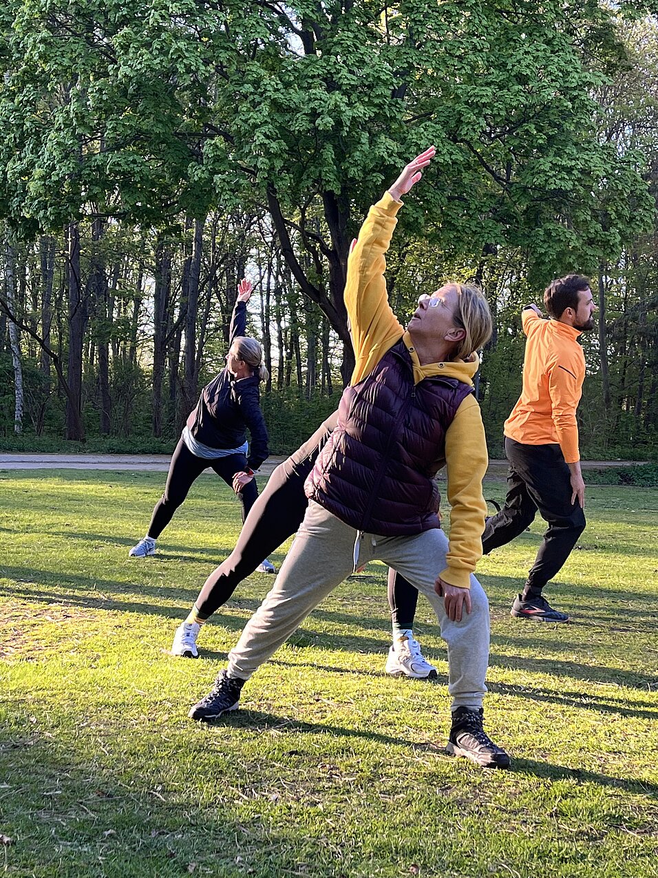 Frauen trainieren mit Trainer im Freien © SCC EVENTS 