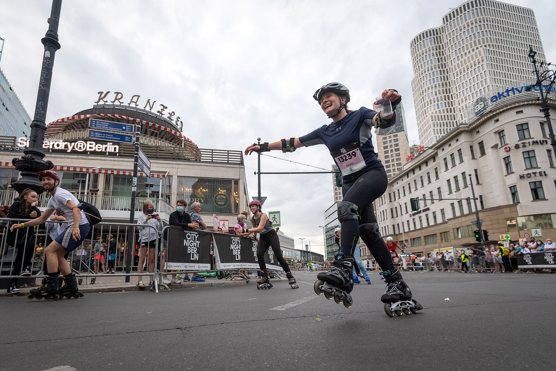 Bei der adidas Runners City Night Inlinesakting 2022 führt die Strecke auch über den Kurfürstendamm.