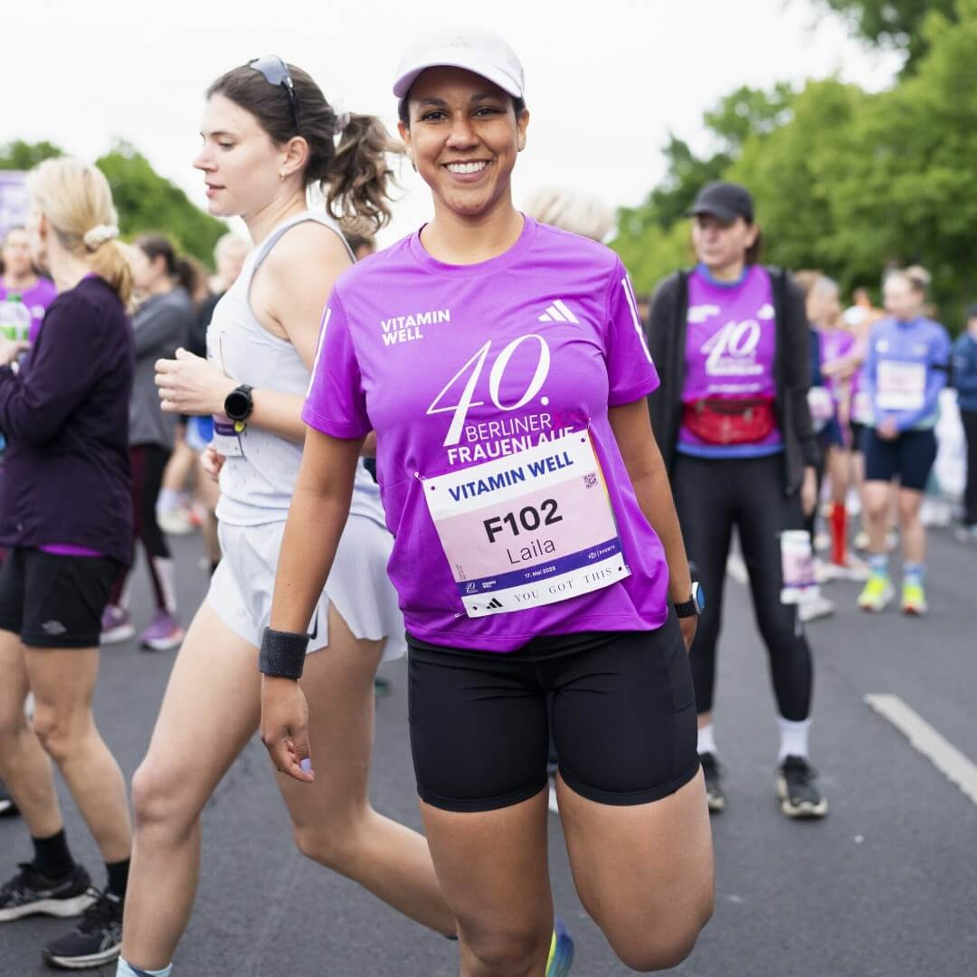 Teilnehmerin des 40. Frauenlaufs dehnt sich gut gelaunt.