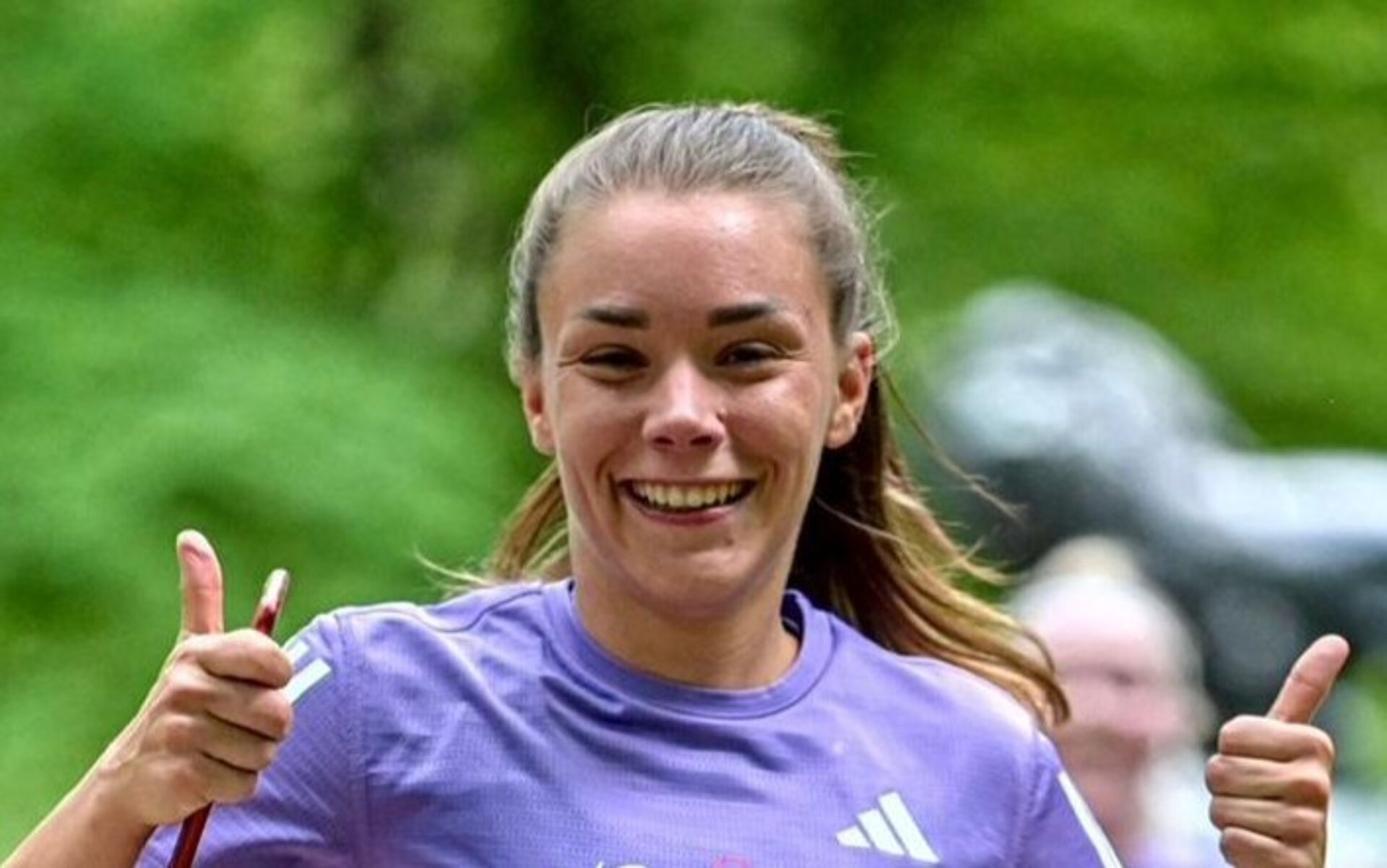 Roxy Westphal lacht in die Kamera und hält beide Daumen nach oben.