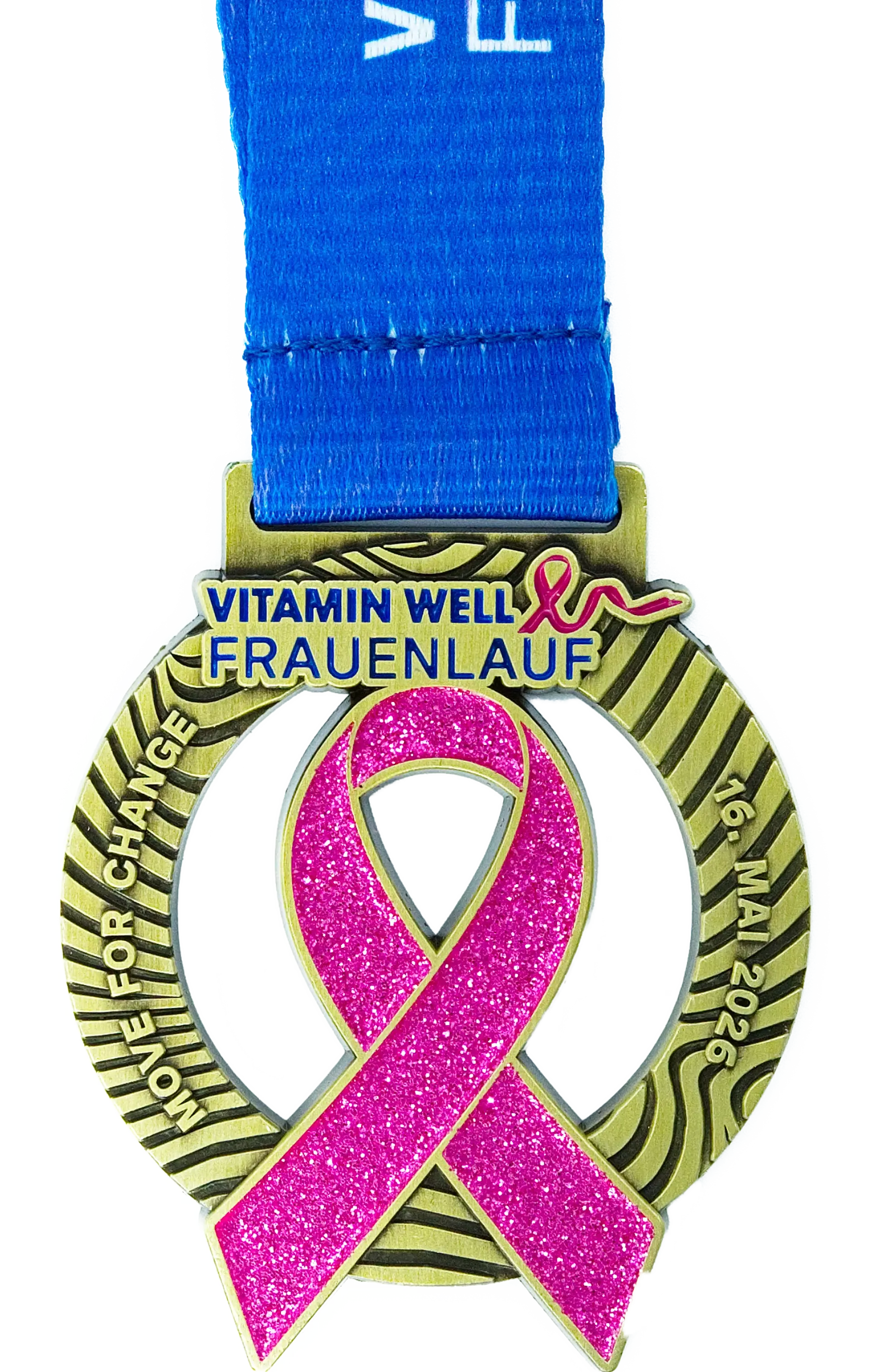 Goldene Medaille an blauem Band. Zentral glitzert die rosa Brustkrebs-Schleife. Auf dem äußeren Ring stehen "MOVE FOR CHANGE" und das Datum. Zentral oben prangt das Logo.