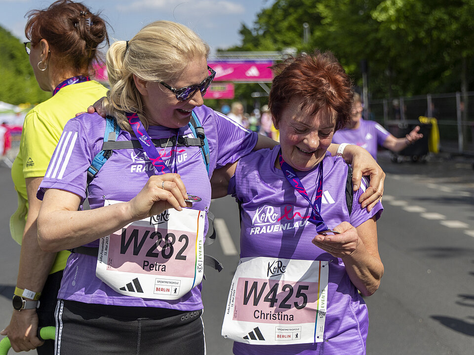 Two happy participants celebrate their success at the KoRo Women's Run 2023. © SCC EVENTS - Jean-Marc Wiesner