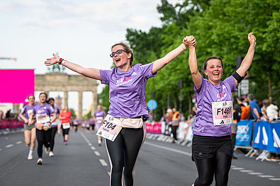 2 Frauen laufen Hand in Hand auf der Strasse des 17. Juni ©  SCC EVENTS/camera4