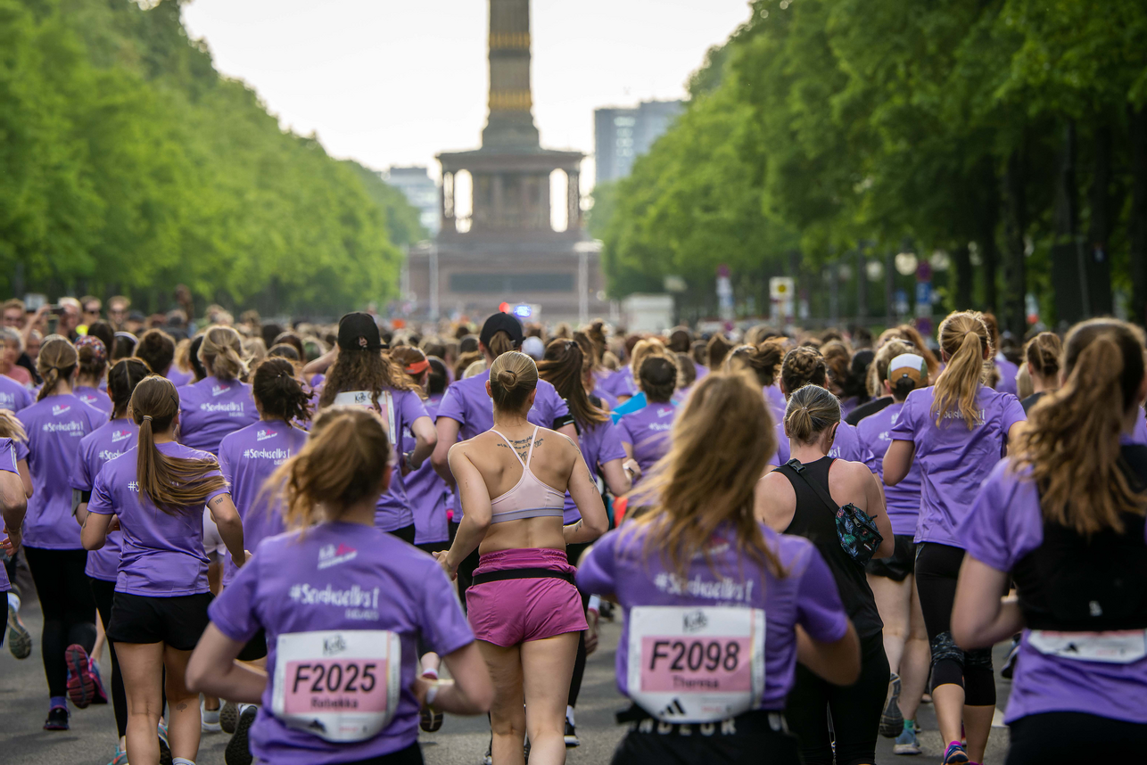 Frauen laufen auf der Strasse des 17. Juni © SCC EVENTS / Tilo Wiedensohler