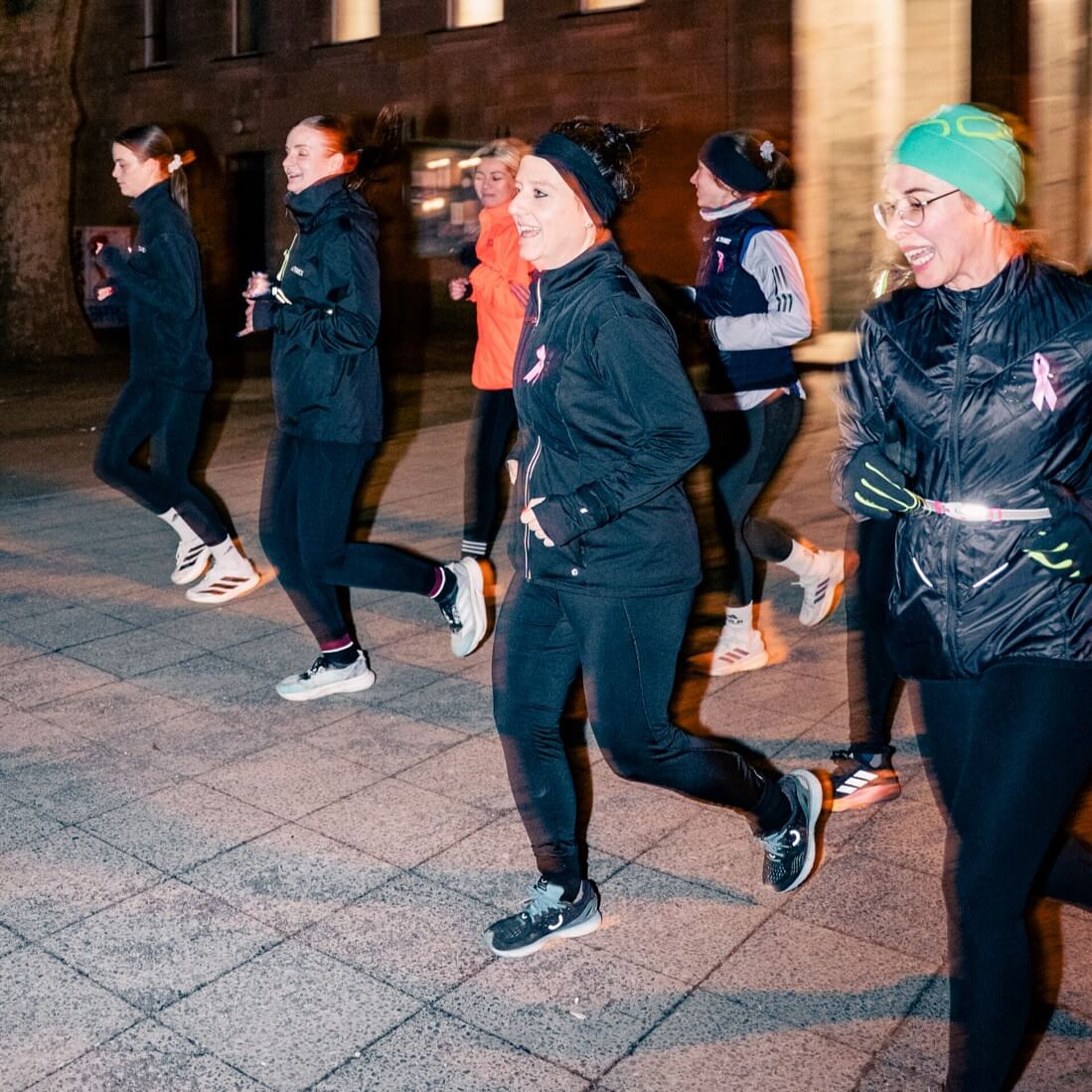 Anke Myrrhe, Mit-Initiatorin der Aktion, mit weiteren Teilnehmerinnen beim Laufen.