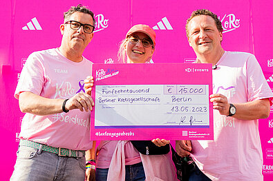 Übergabe Spendencheck auf der Bühne mit Barbara Kempf, Christian Jost und Jürgen Lock © SCC EVENTS