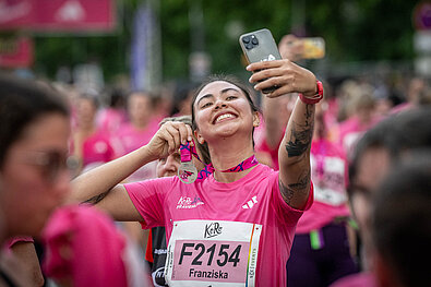 Teilnehmerin mit Medaille KoRo Frauenlauf