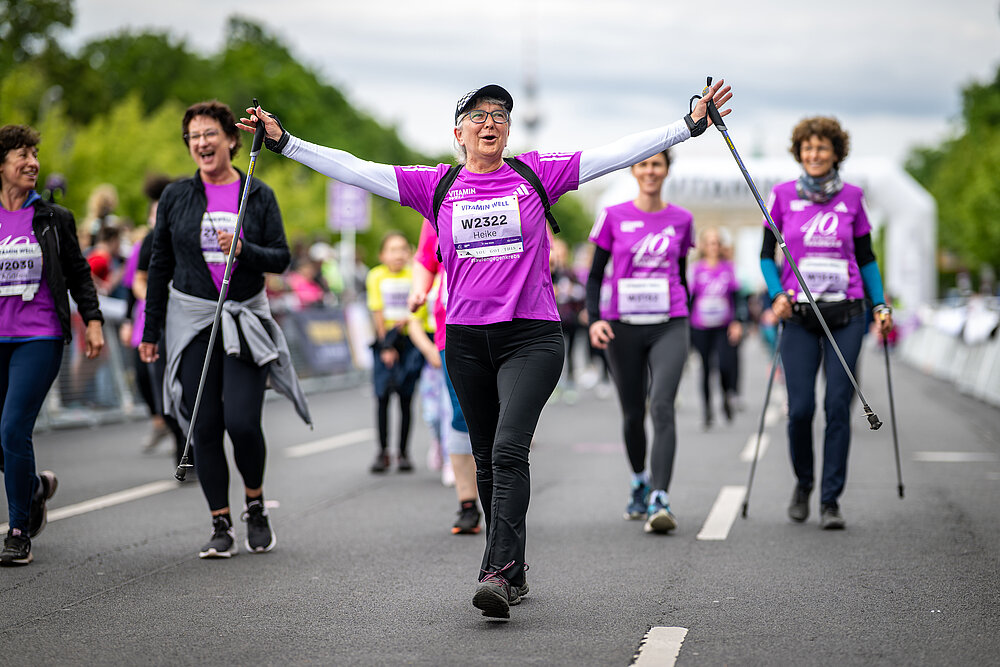 VITAMIN WELL Frauenlauf Berlin 2025: Glücklich beim Nordic Walking beim VITAMIN WELL Frauenlauf Berlin 2025. © SCC EVENTS / Tilo Wiedensohler