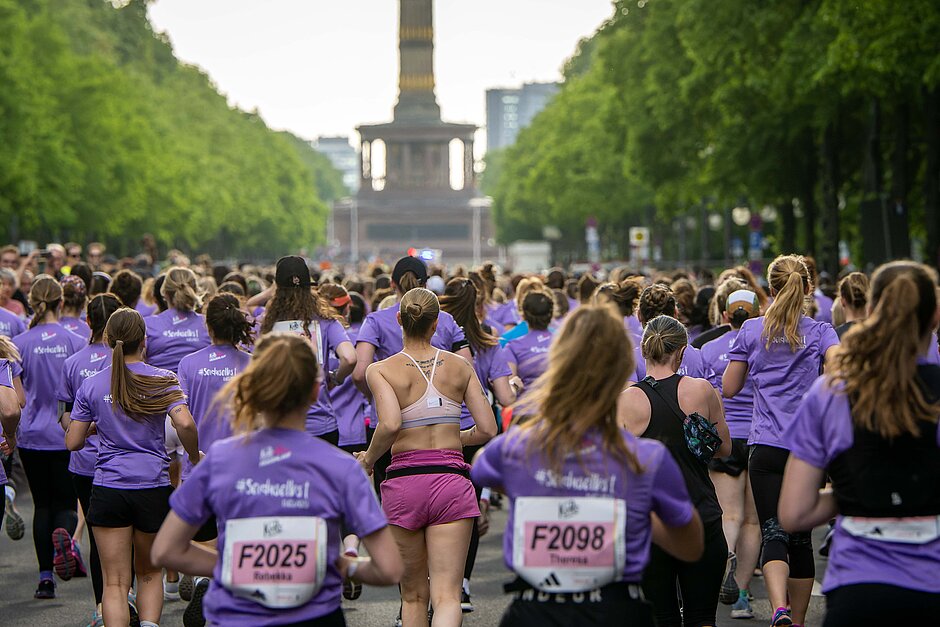 Läuferinnen auf der Straße des 17.Juni © SCC EVENTS / Tilo Wiedensohler