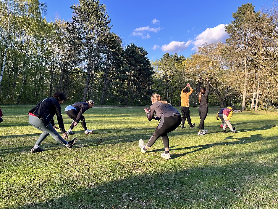 Women stretching together on a meadow © SCC EVENTS