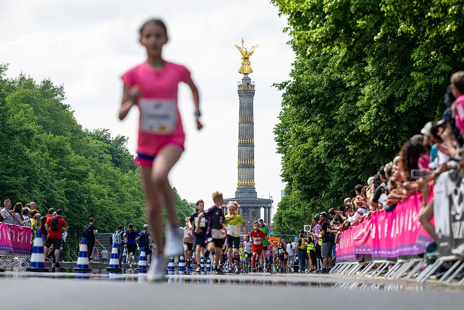 VITAMIN WELL Frauenlauf Berlin: Young girl running the race with the Berlin Victory Column in the background. © SCC EVENTS / Tilo Wiedensohler