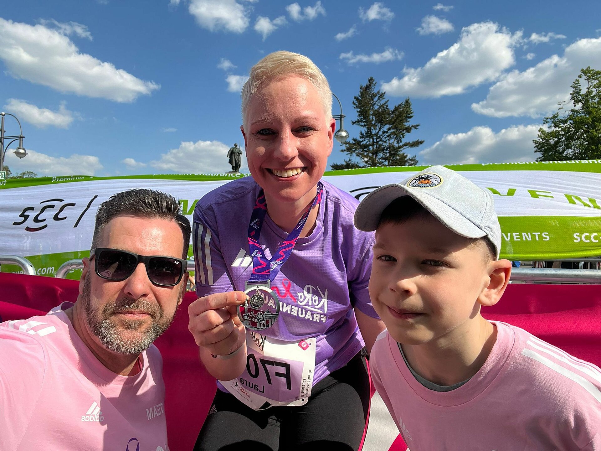 Happy at the finish line with her family © Privat