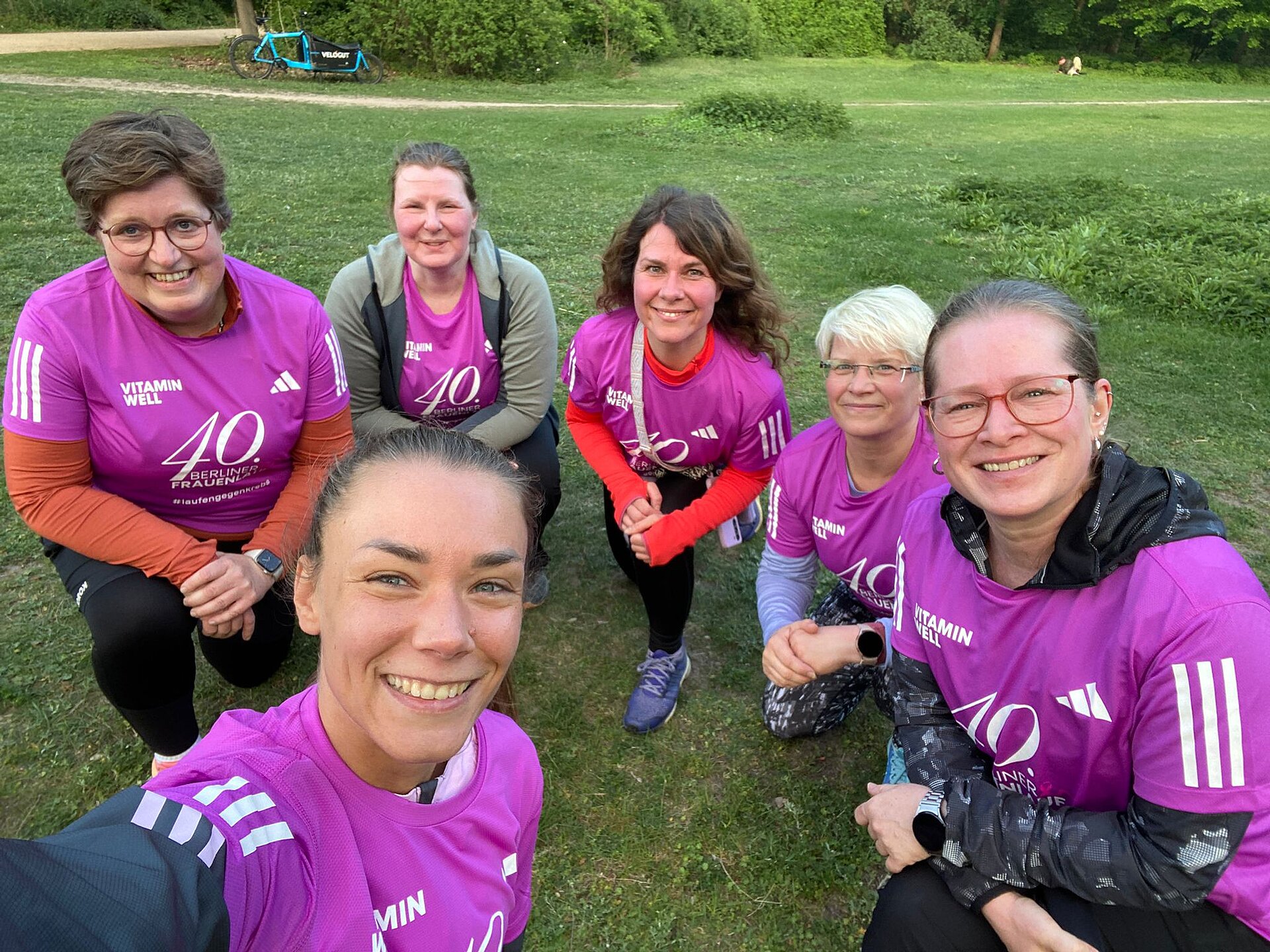Selfie einer Trainingsgruppe mit Roxy Westphal im Grünen.