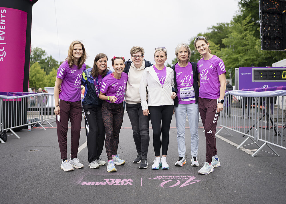 VITAMIN WELL Frauenlauf Berlin 2025: Rabea Schöneborn, Uta Pippig, Sabrina Mockenhaupt, Kathrin Wessel, Irina Mikitenko, Charollte Teske und Debbie Schöneborn. © SCC EVENTS / Sebastian Wells