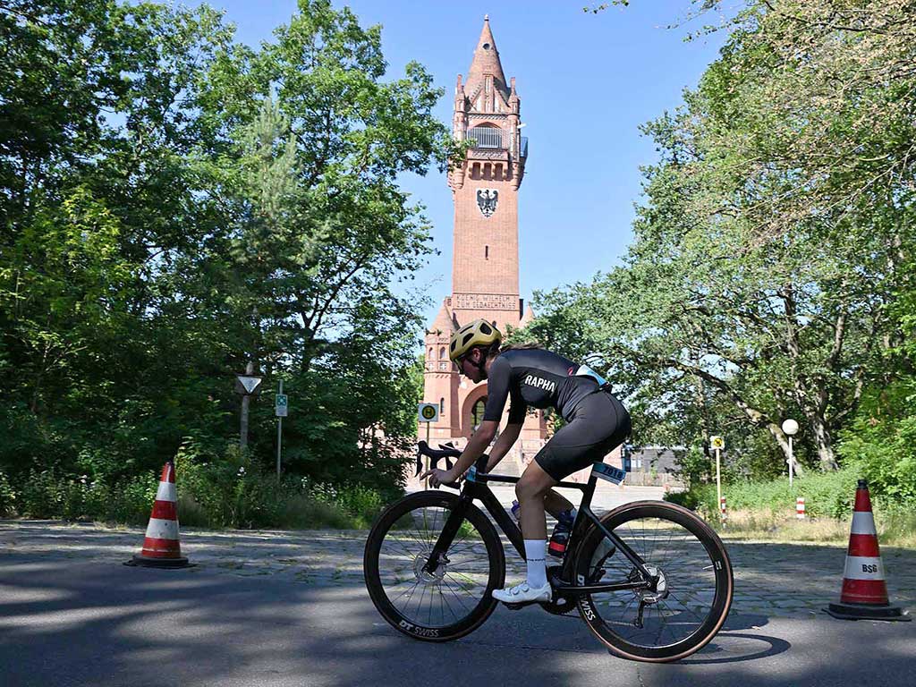 Radfahrer vor dem Grunewaldturm © SCC EVENTS / Petko Beier