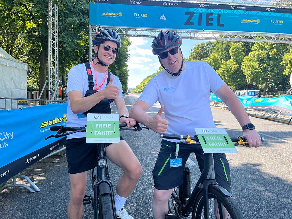 Zwei männliche Teilnehmer auf der Zielgeraden © SCC EVENTS / Sven Alex